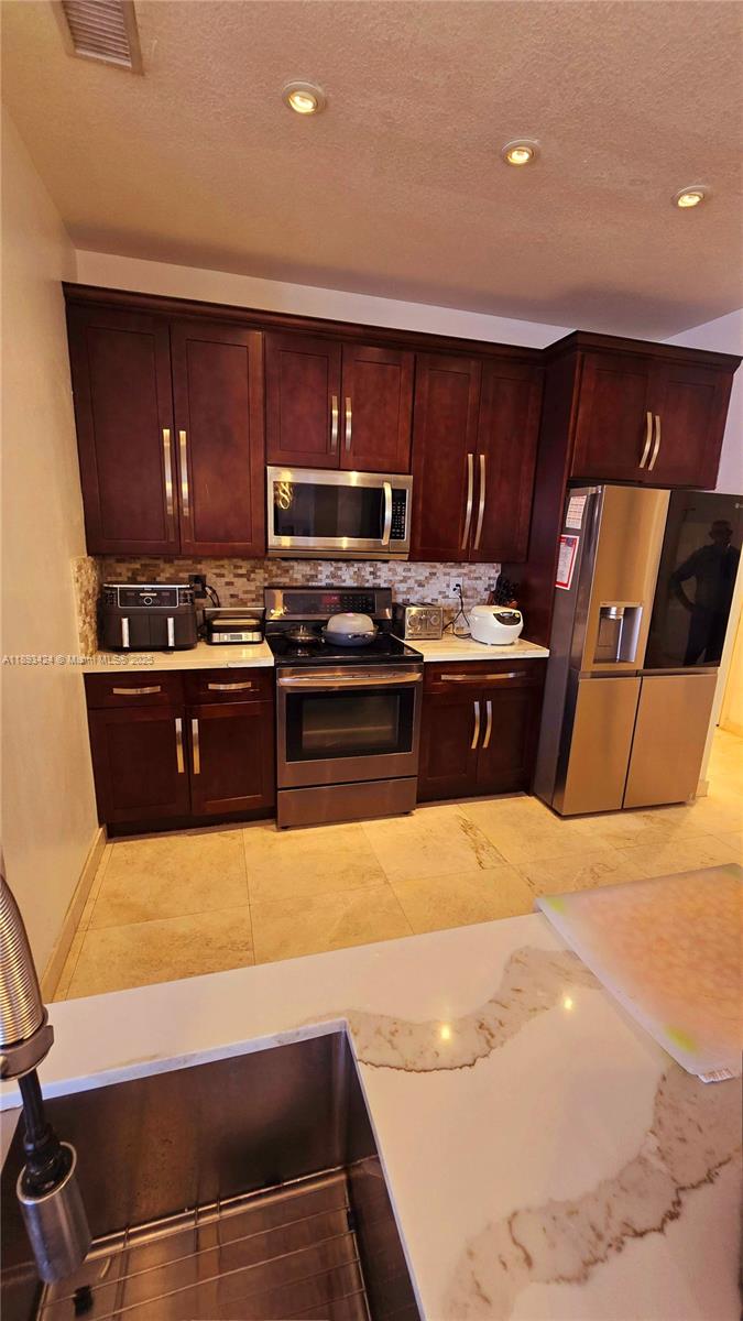 FLORIDIAN BAY ESTATES - Residential