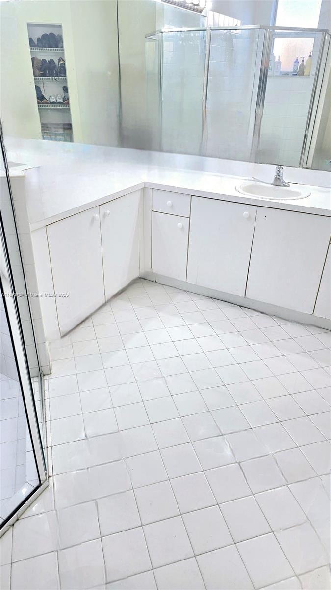 FLORIDIAN BAY ESTATES - Residential