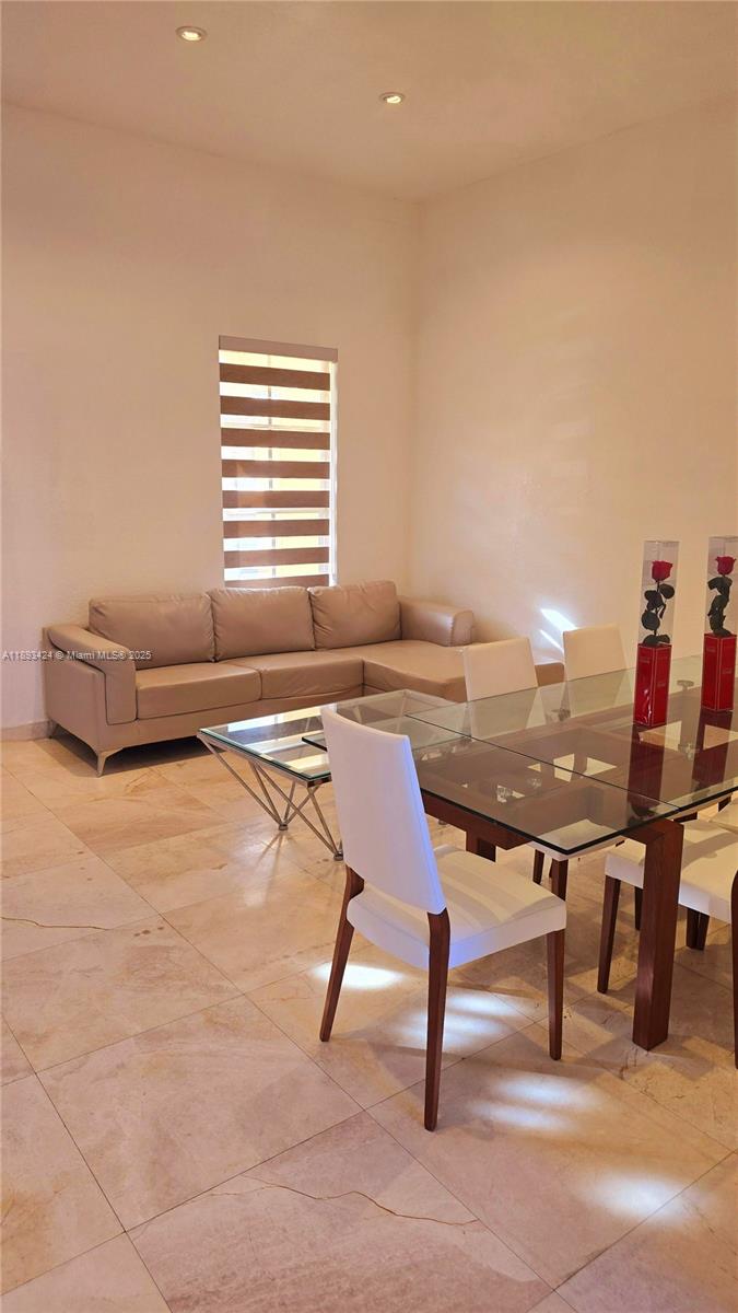 FLORIDIAN BAY ESTATES - Residential
