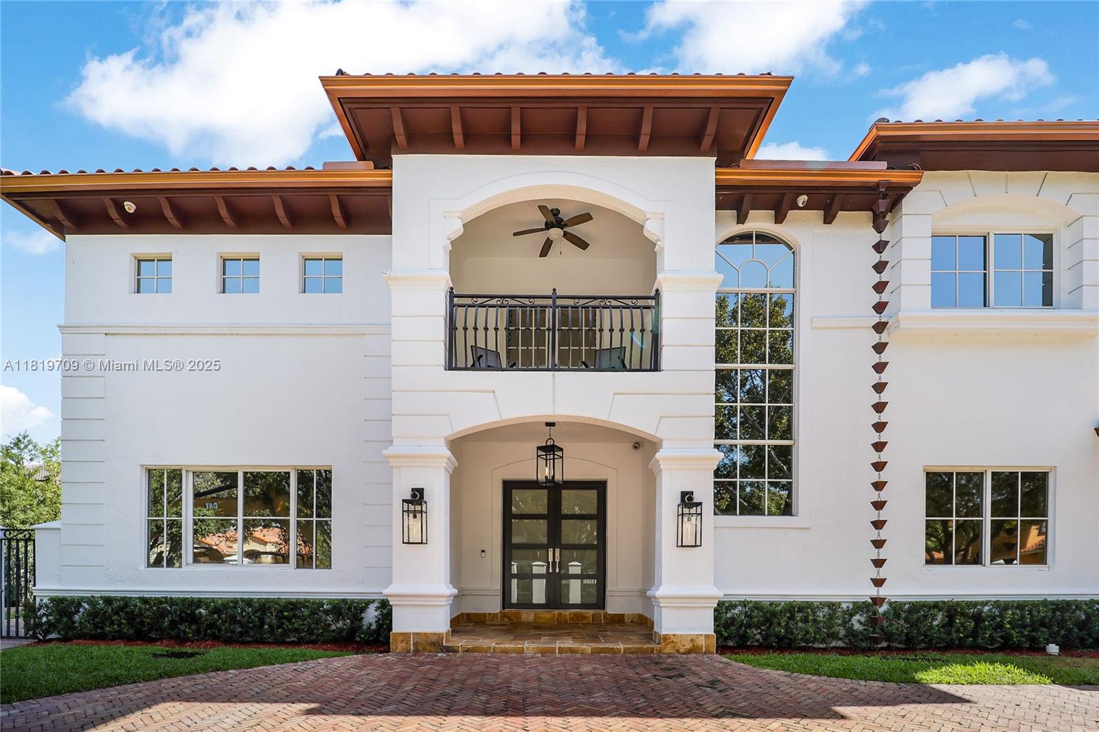 16763 Nw 77th Path, Miami Lakes, Miami-Dade County, Florida - 5 Bedrooms  
7 Bathrooms - 
