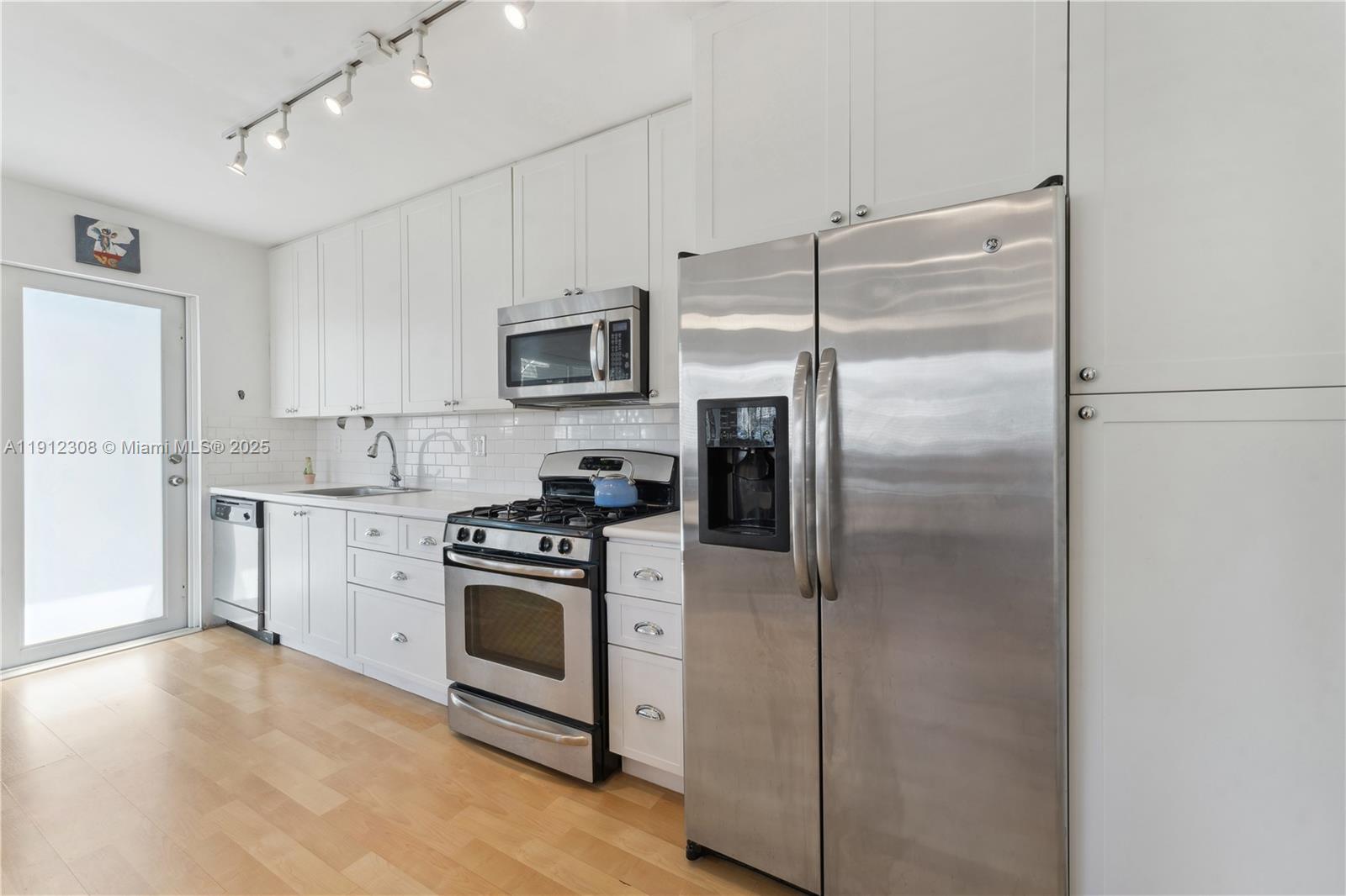 THE CORVETTE CONDO - Residential