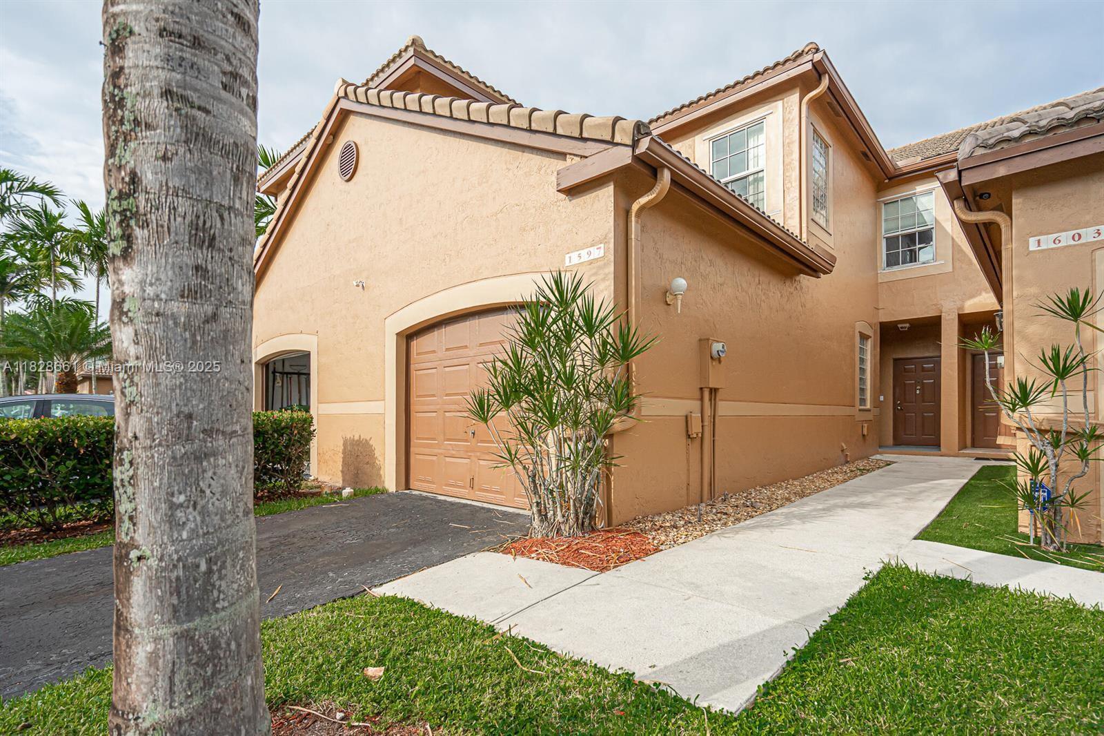 UPDATED Townhouse in desirable community in Weston. 3 bedrooms/2.5 bathrooms, new porcelain floors
downstairs and laminated floor upstairs. Updated kitchen with SS appliances. AC and tankless water heater
changed in 2024. Quiet and safe neighborhood, community includes pool, kids play area and safety patrol. Very
well maintained community. Access to A+ schools, easy access to I75, I595 and close to shops and restaurantes.
Won't last!