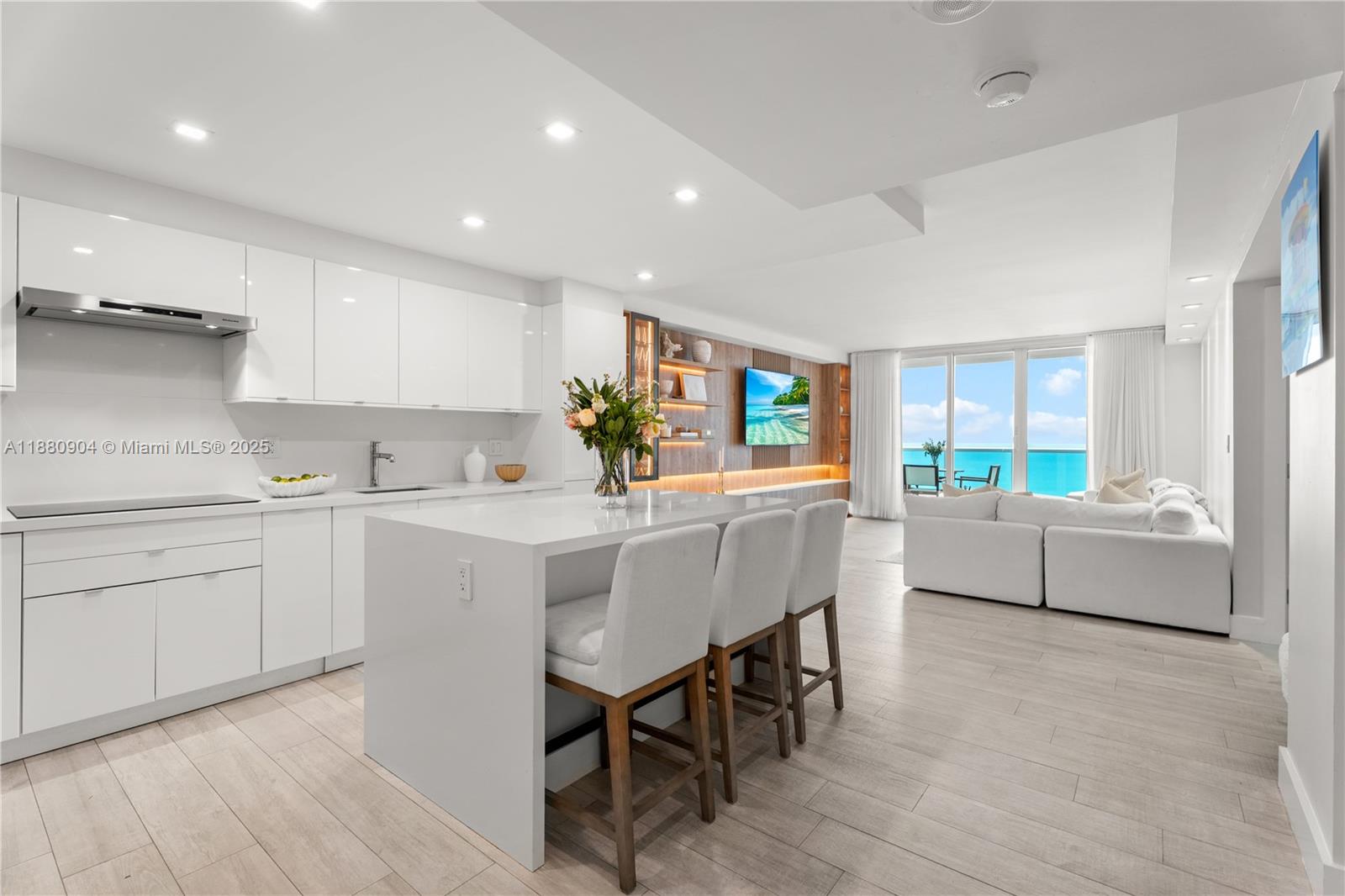 2301 Collins Ave 1523-24