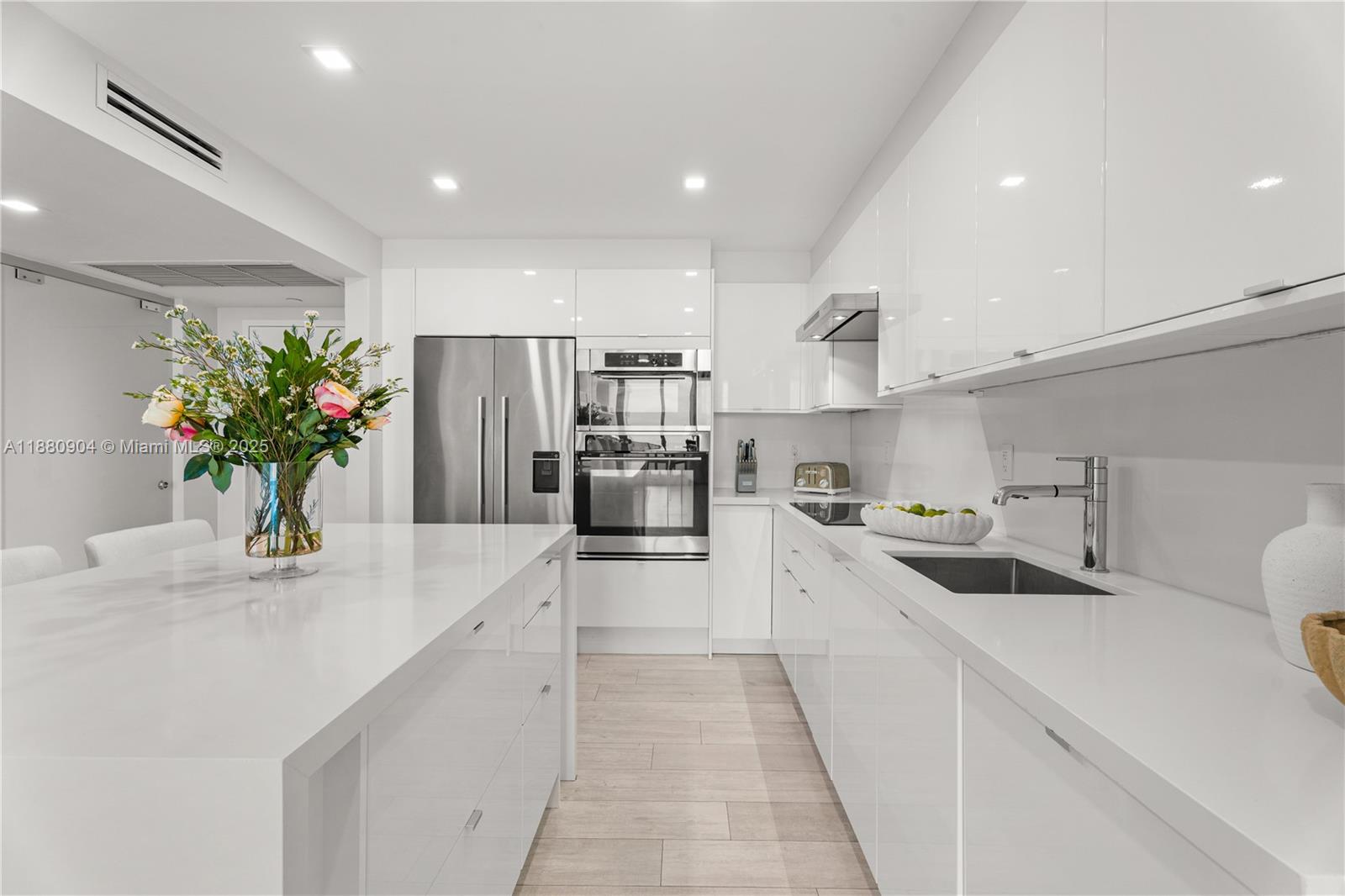 2301 Collins Ave 1523-24