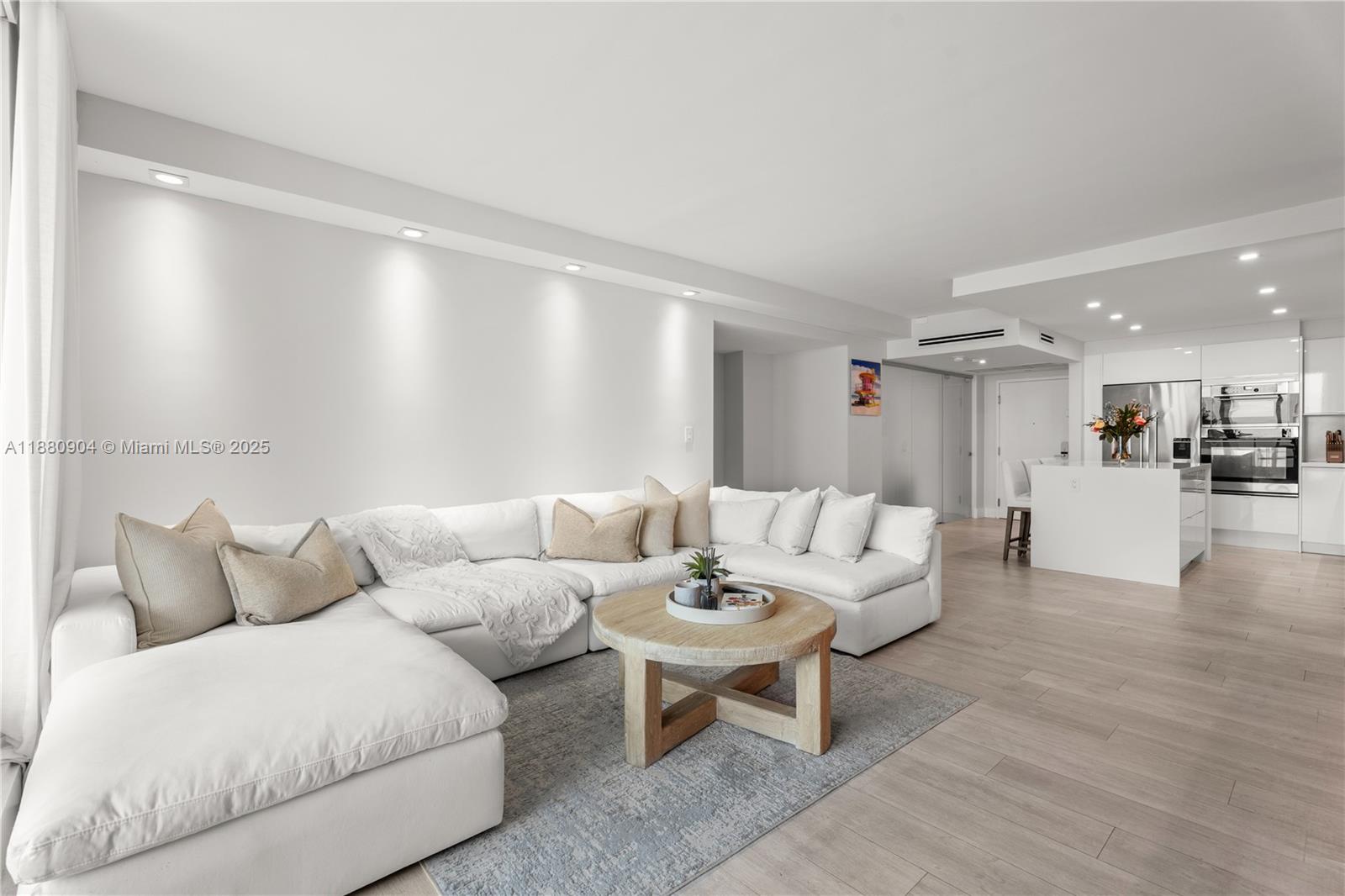 2301 Collins Ave 1523-24