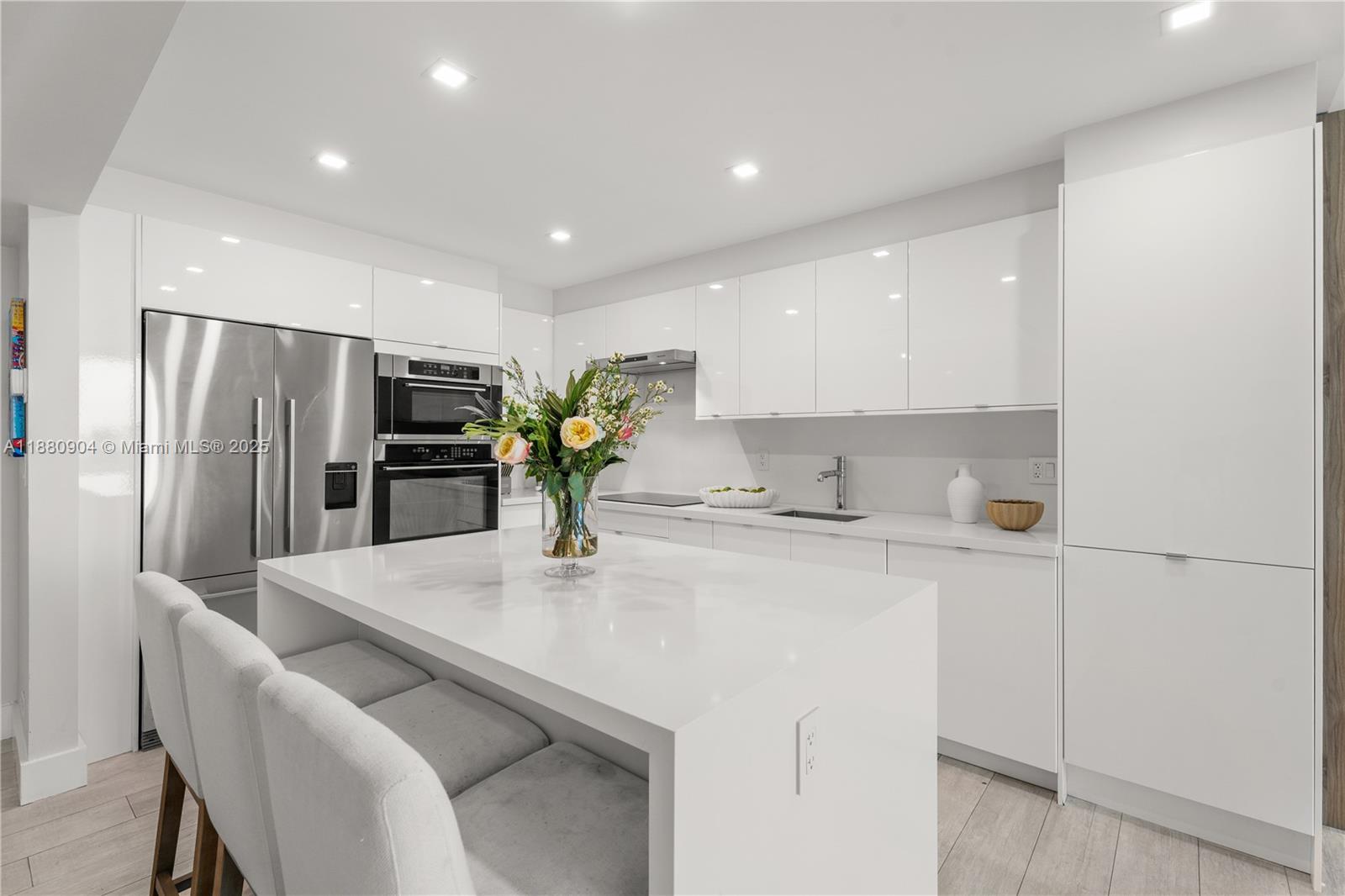 2301 Collins Ave 1523-24