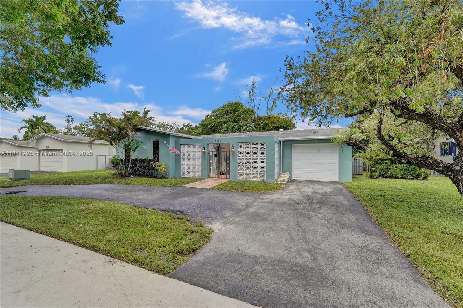 5421 SW 94th Ave