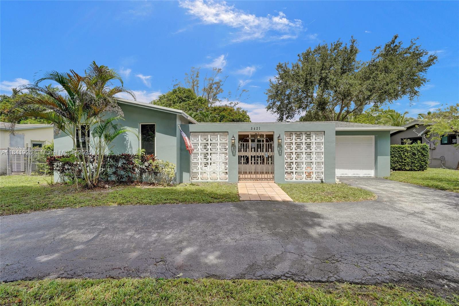 ?? Tranquil Living in Cooper City – 3 Bed, 2 Bath Oasis.
Wake up each morning to serene views of calm backyard waters, where you might spot a leaping fish or fluttering monarch butterflies or hummingbirds, blue jays, and a variety of local birds singing their morning songs. Brand new roof (2021) all-new ductwork throughout (2021) upgraded high-capacity A/C unit (2021)
Hurricane-impact windows and doors (2021), fresh exterior paint and updated lighting (2025)
Boasting nearly 1,900SQFT under air, this home has had all the major improvements done for you. Now all it needs are your personal touches to make it truly your own.
?? Come see how this beautiful Cooper City home is ready to bring joy to its next family!