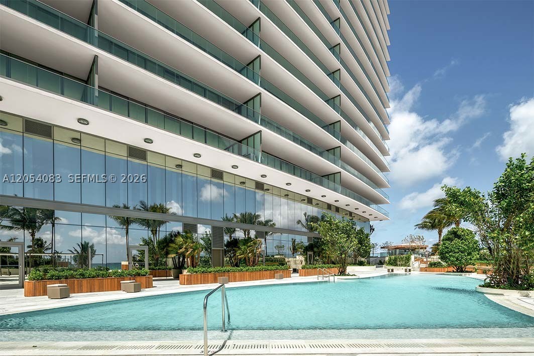 18975 Collins Ave 3104