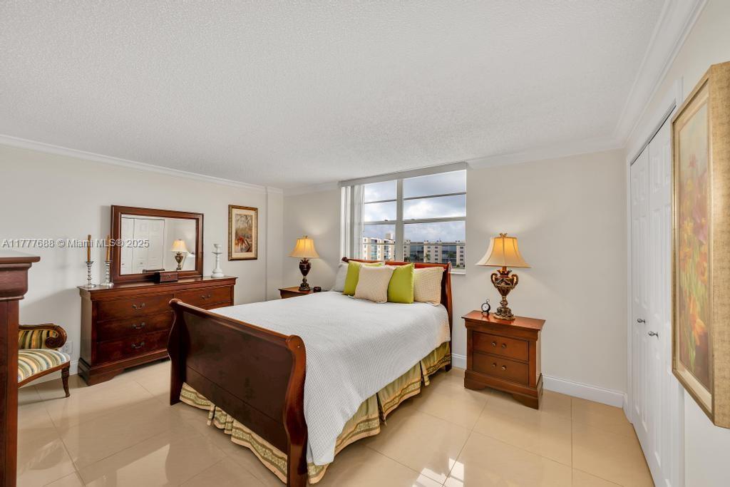 MEADOWBROOK LAKES VIEW CO - Residential