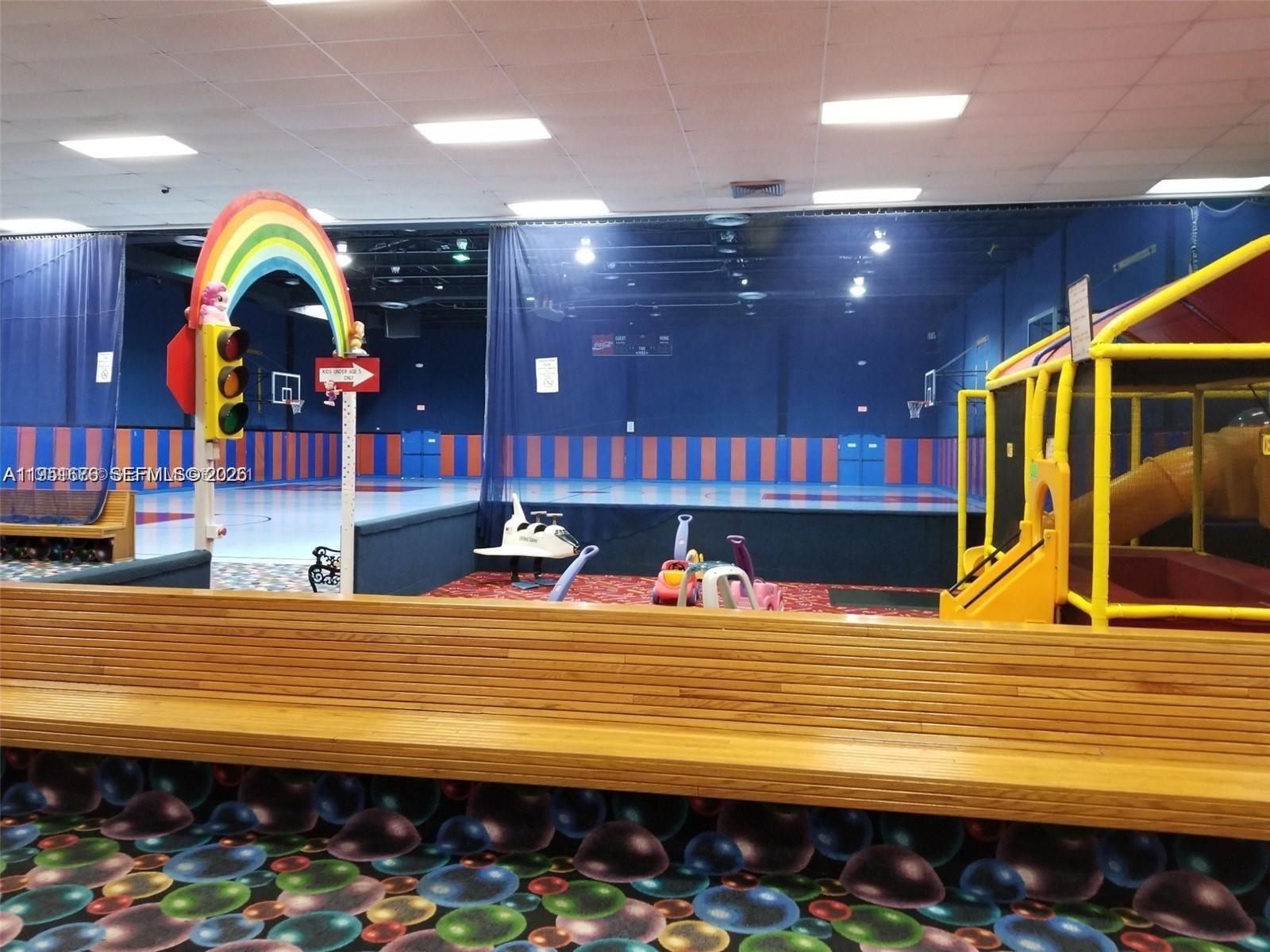 BUILDING THREE OF RACQUET - Residential