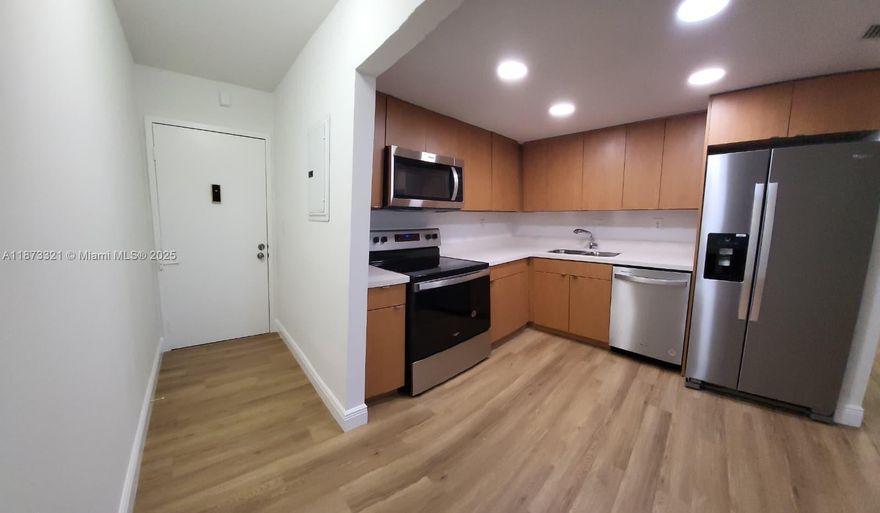 Do not miss this opportunity to rent this fully-renovated 2 bed 2 bath apartment. It has a lot of natural light, spacious master bedroom with walk-in closet, laundry inside the unit and modern bathroom. The apartment has a spacious screened-in balcony. The Heritage Circle community has a club house with a swimming pool, gym, sauna, elevators, and assigned parking spaces along with guest parking throughout. Additionally it's located close to commercial plazas and restaurants.