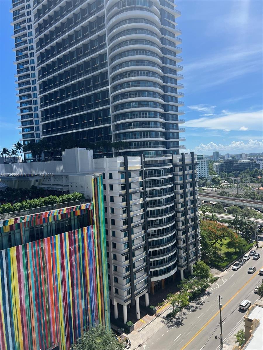SPECTACULAR UNIT 2 BEDROOMS / 2 BATHROOMS AT VUE IN BRICKELL. MINUTES AWAY FROM BRICKELL CITY CENTER, MARY BRICKELL VILLAGE, RESTAURANTS, METRO MOVER, AND MORE. EXCELLENTS AMENITIES: POOL, EXERCISE ROOM, ACTIVITY ROOM, BAR, SPA/HOT TUB + OTHERS AMENITIES!