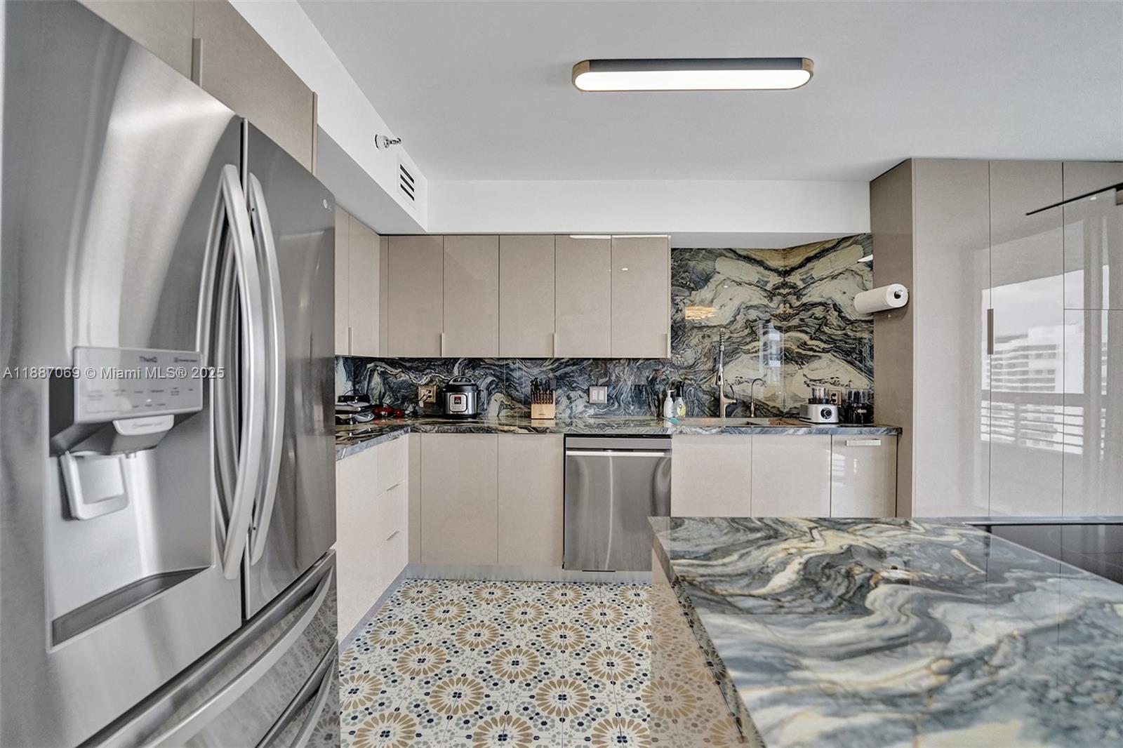 MYSTIC POINTE TOWER 500 C - Residential