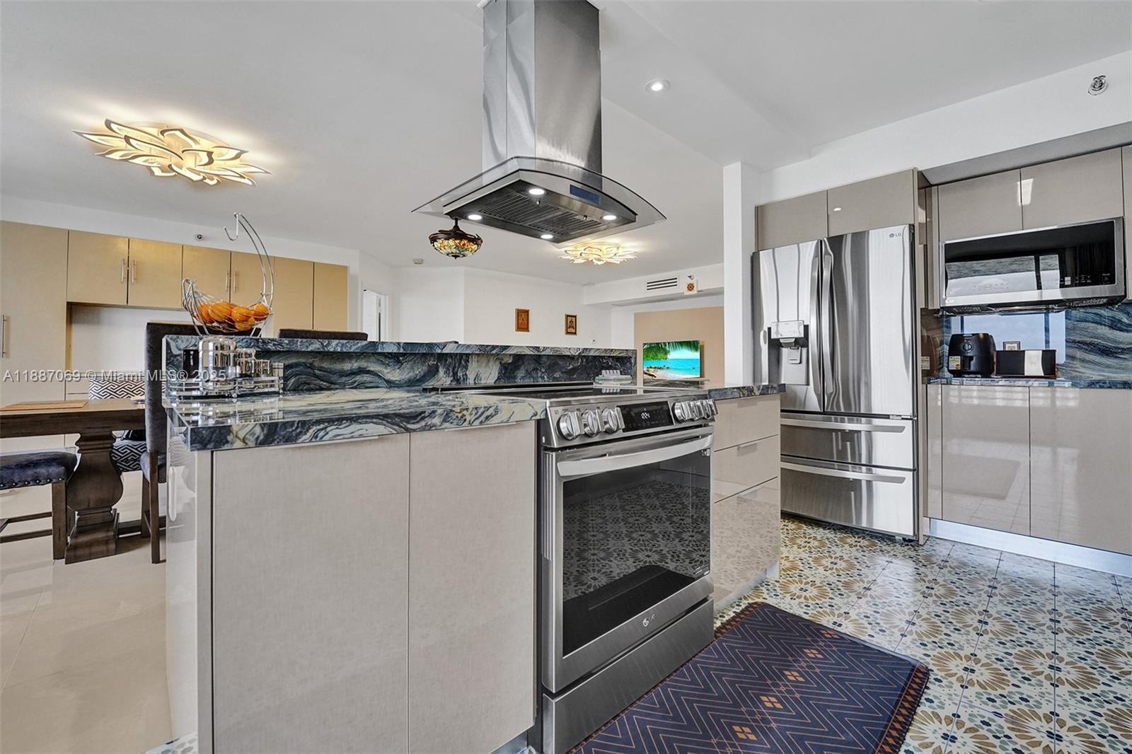 MYSTIC POINTE TOWER 500 C - Residential
