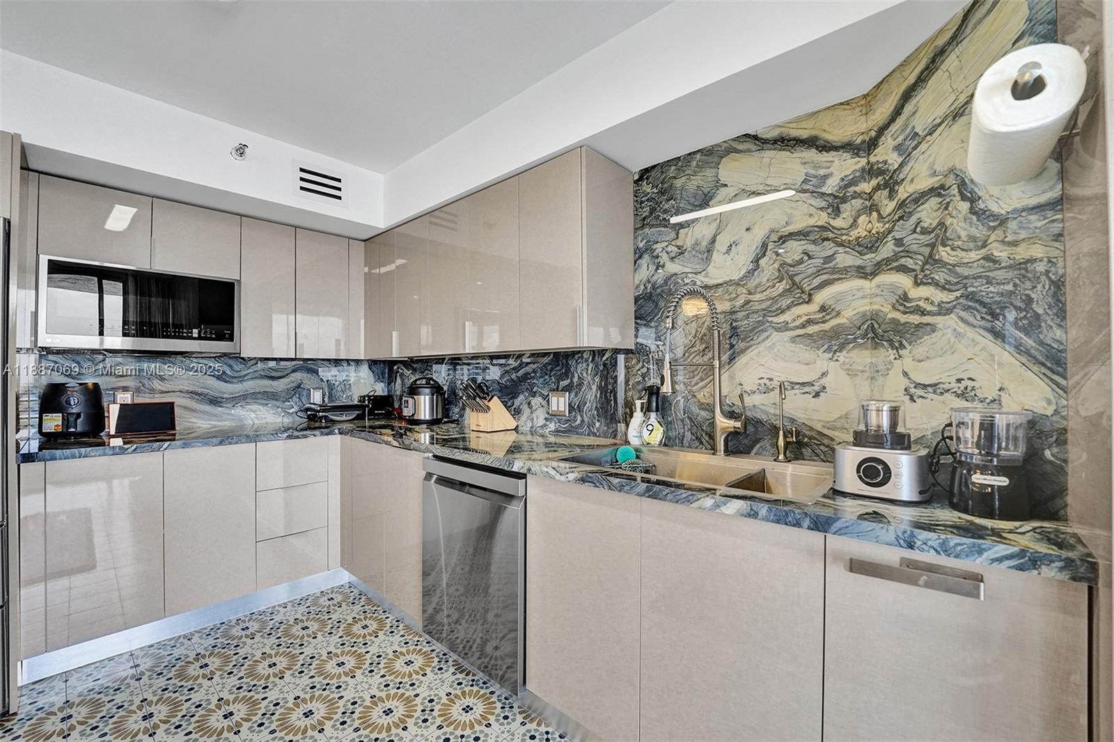 MYSTIC POINTE TOWER 500 C - Residential
