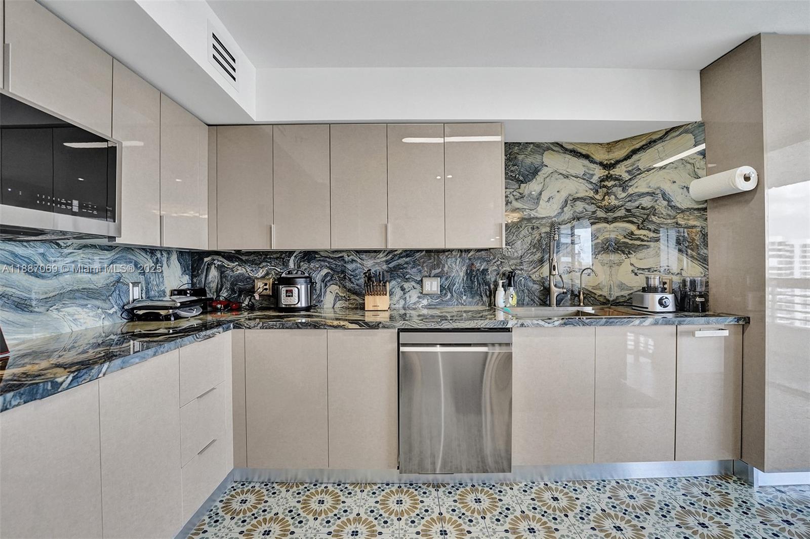 MYSTIC POINTE TOWER 500 C - Residential