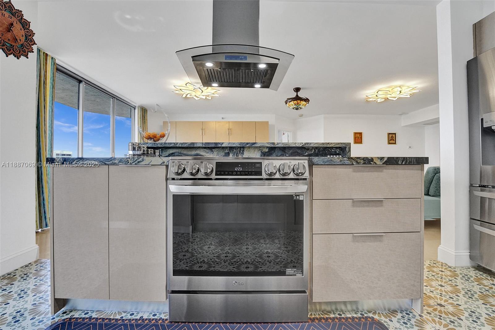 MYSTIC POINTE TOWER 500 C - Residential