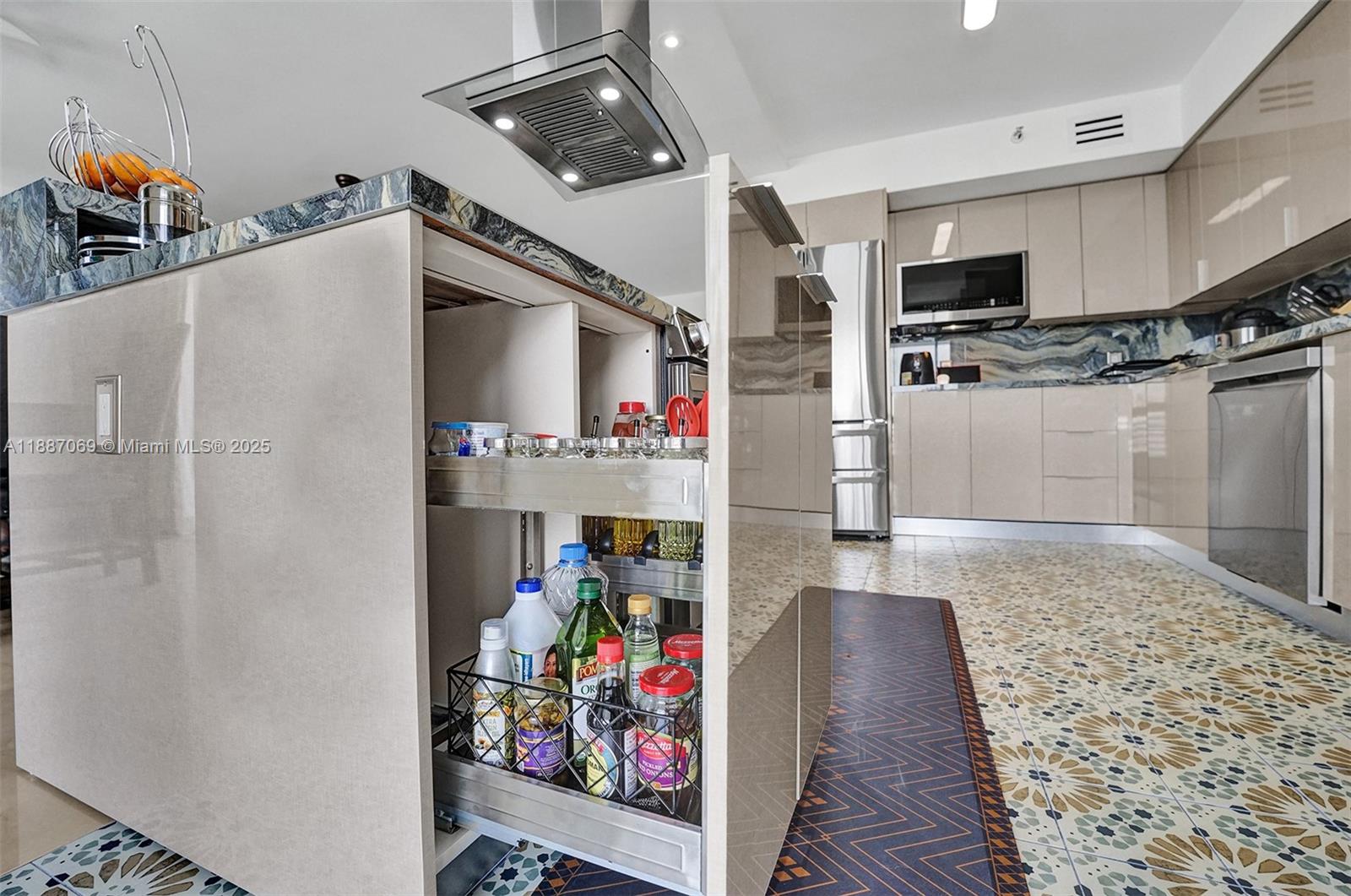 MYSTIC POINTE TOWER 500 C - Residential
