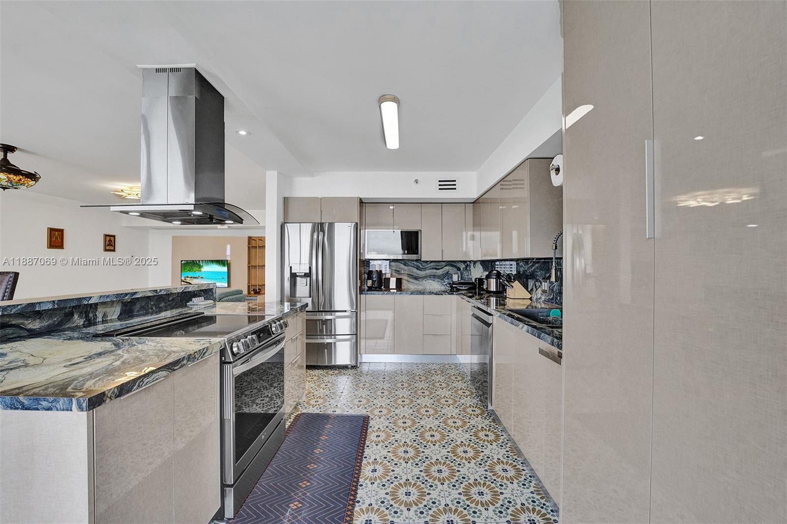 MYSTIC POINTE TOWER 500 C - Residential