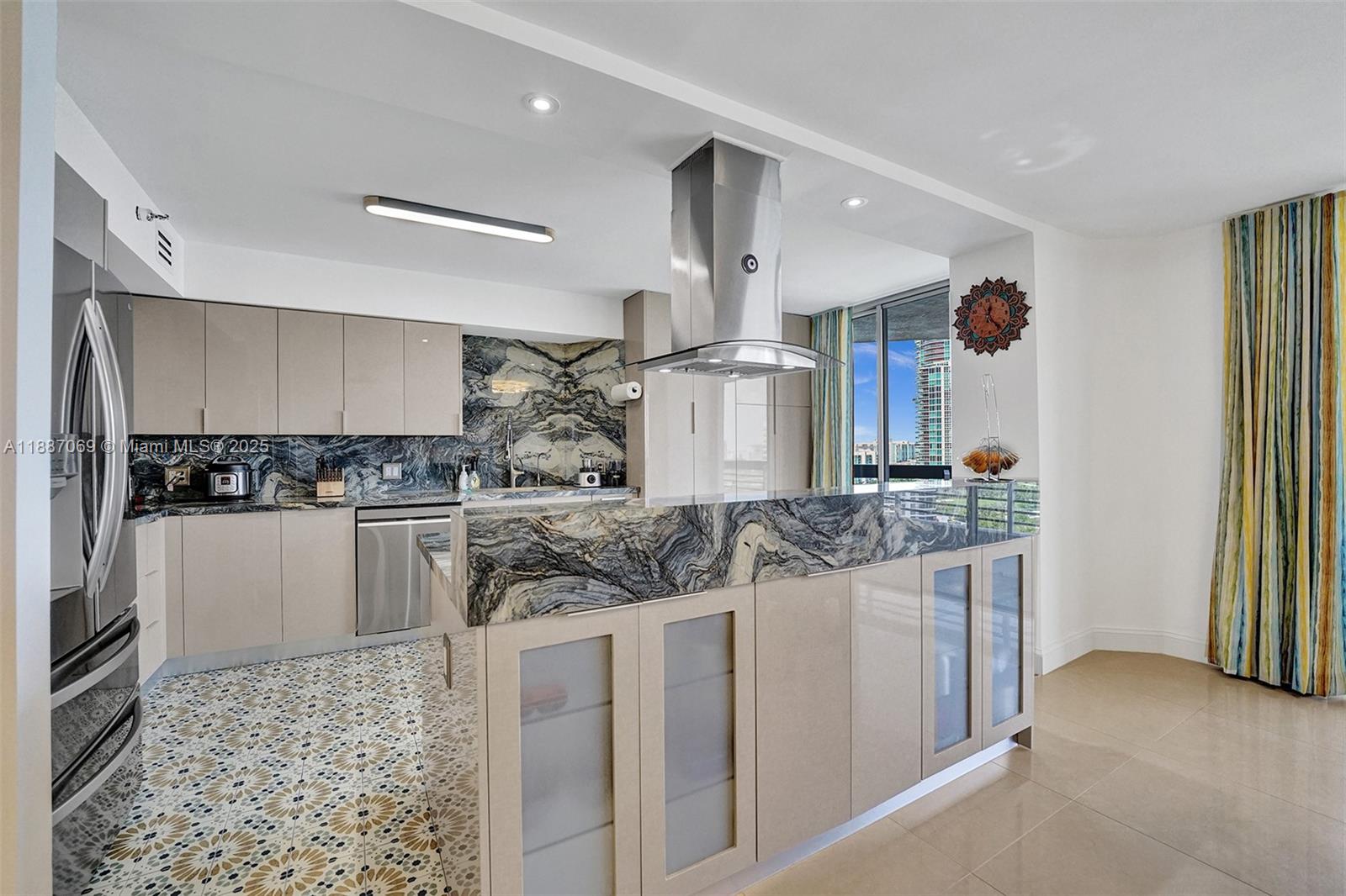 MYSTIC POINTE TOWER 500 C - Residential