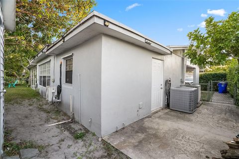 A home in Lauderdale Lakes