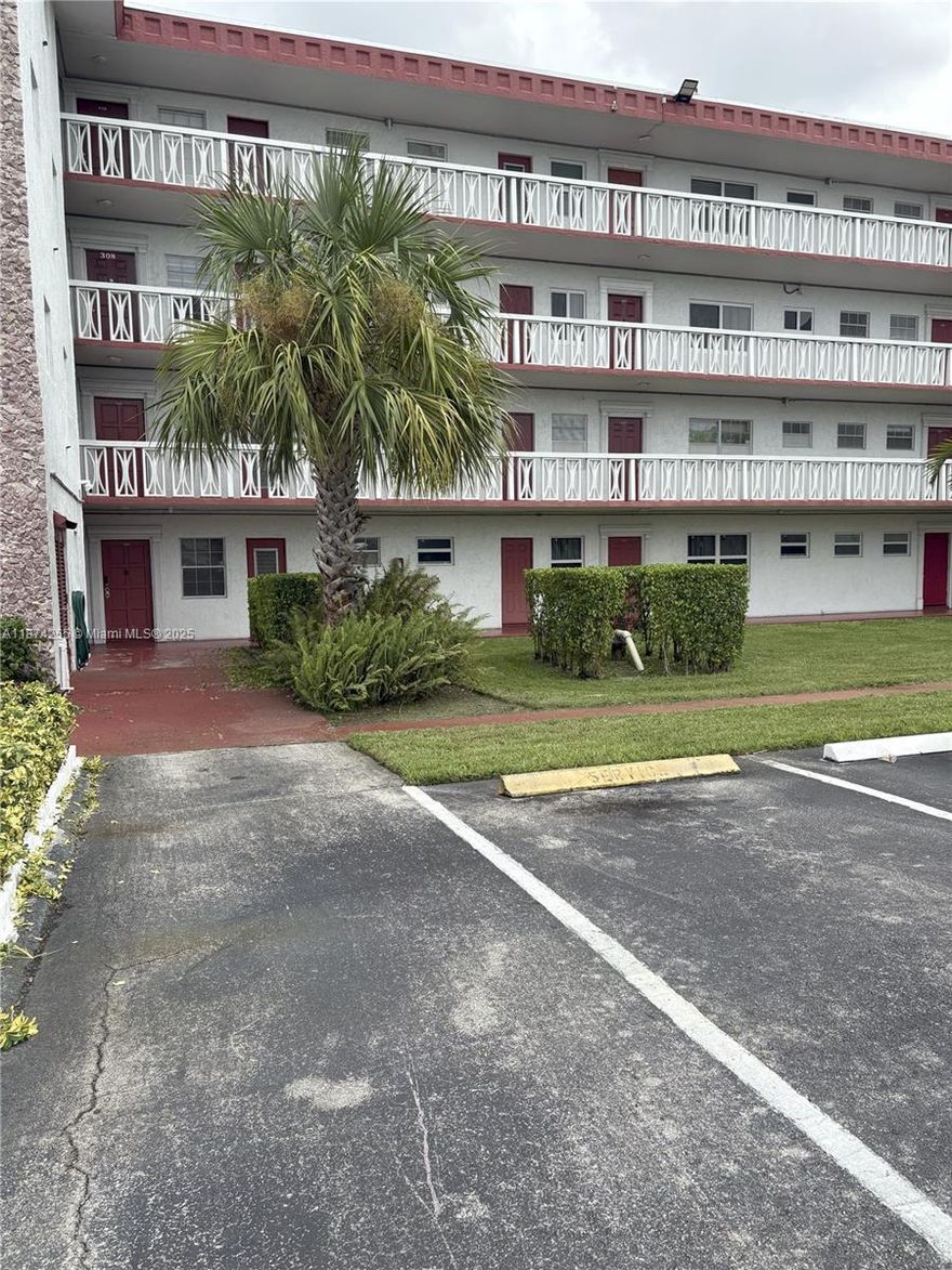 Ruby Condo, 2 bedrooms, 2 bathrooms, very well-located, close to shopping, restaurants, and major highways. 55+ Community with Club social for adults' festivities.