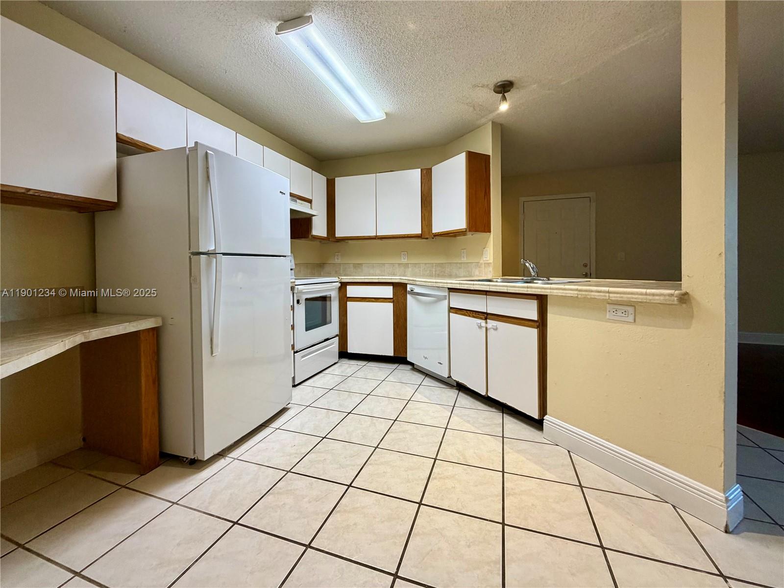 WINDWARD LAKES CONDO - Residential