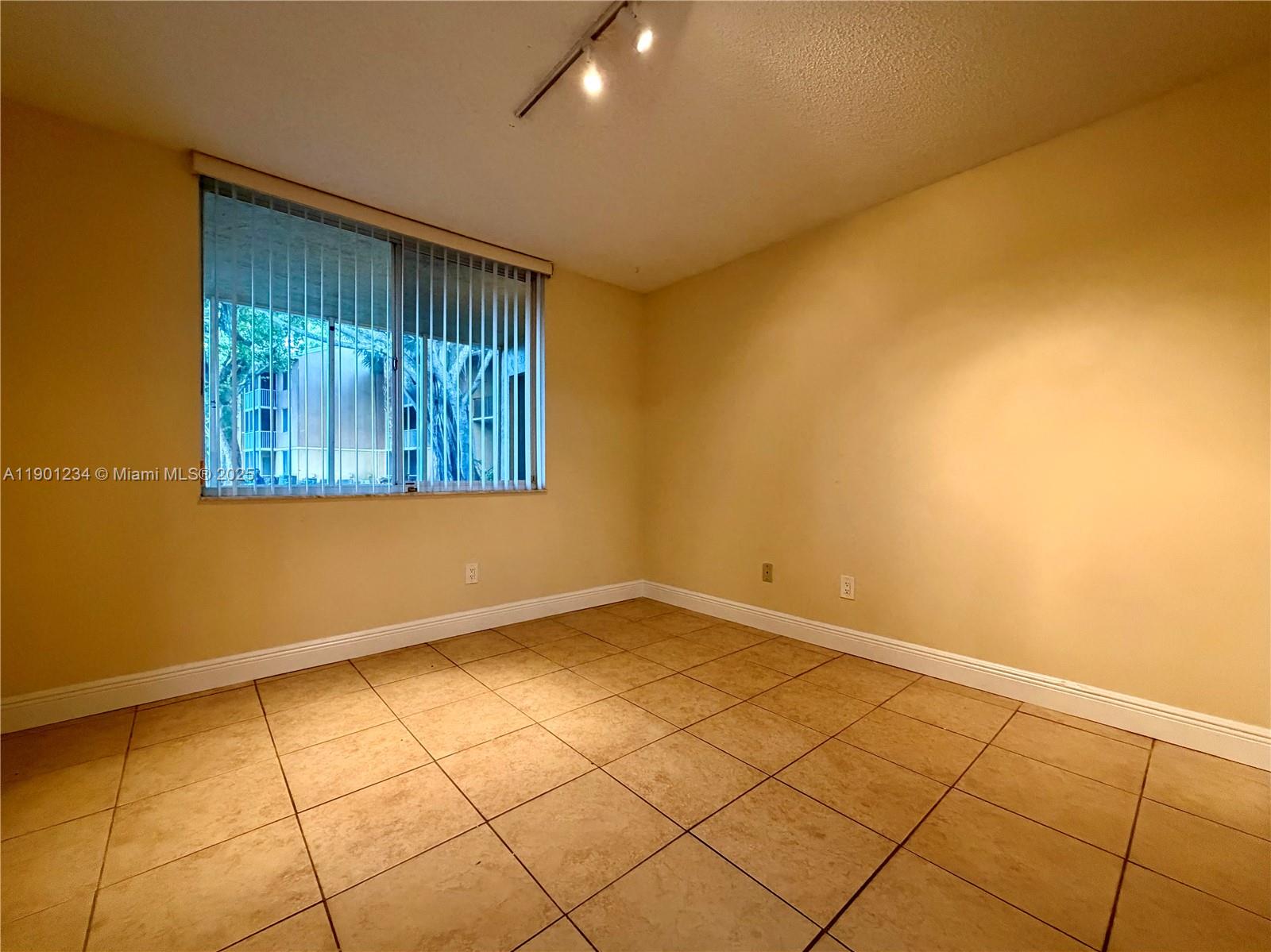 WINDWARD LAKES CONDO - Residential