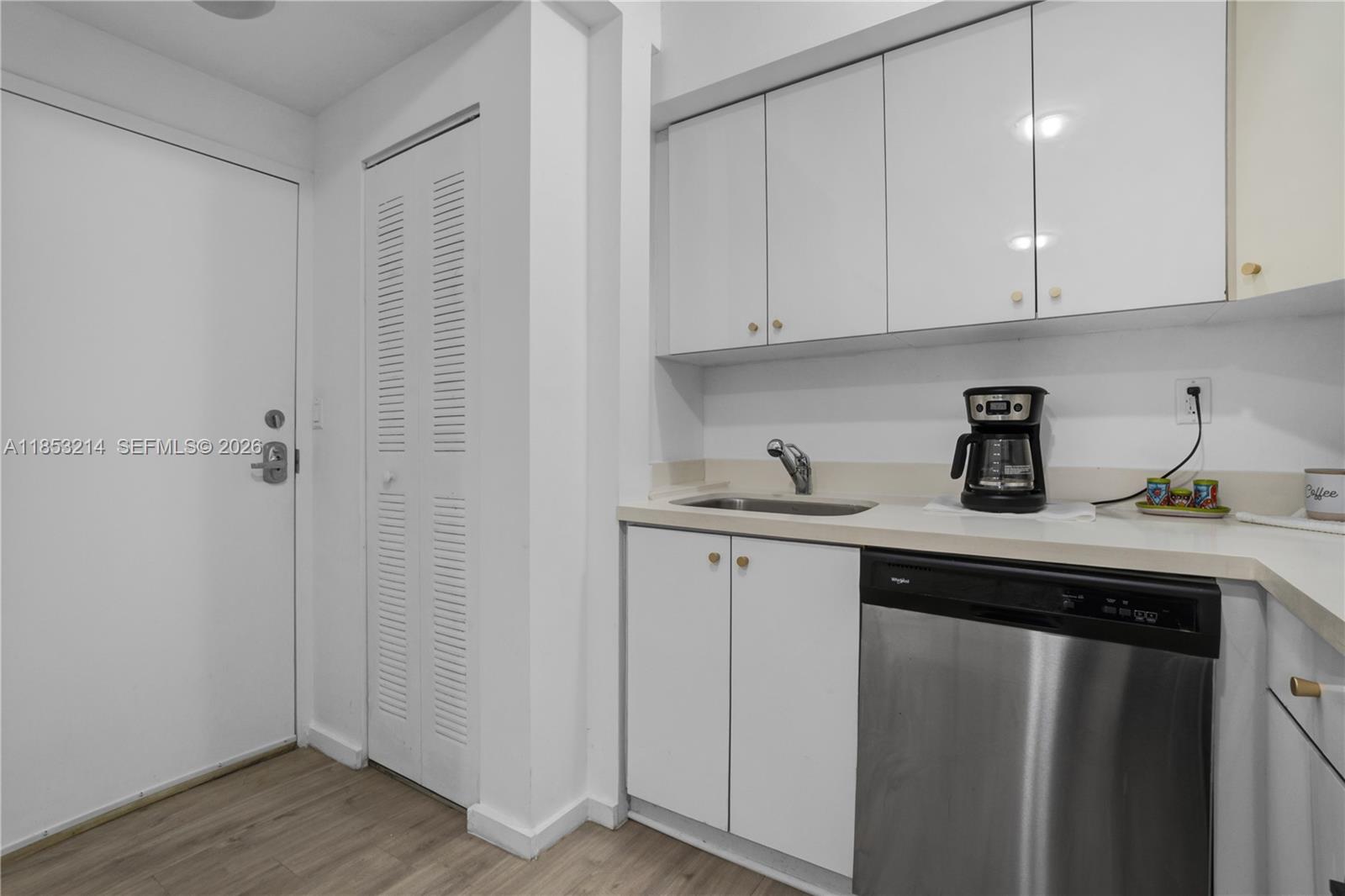 FIRST DECO CONDO - Residential