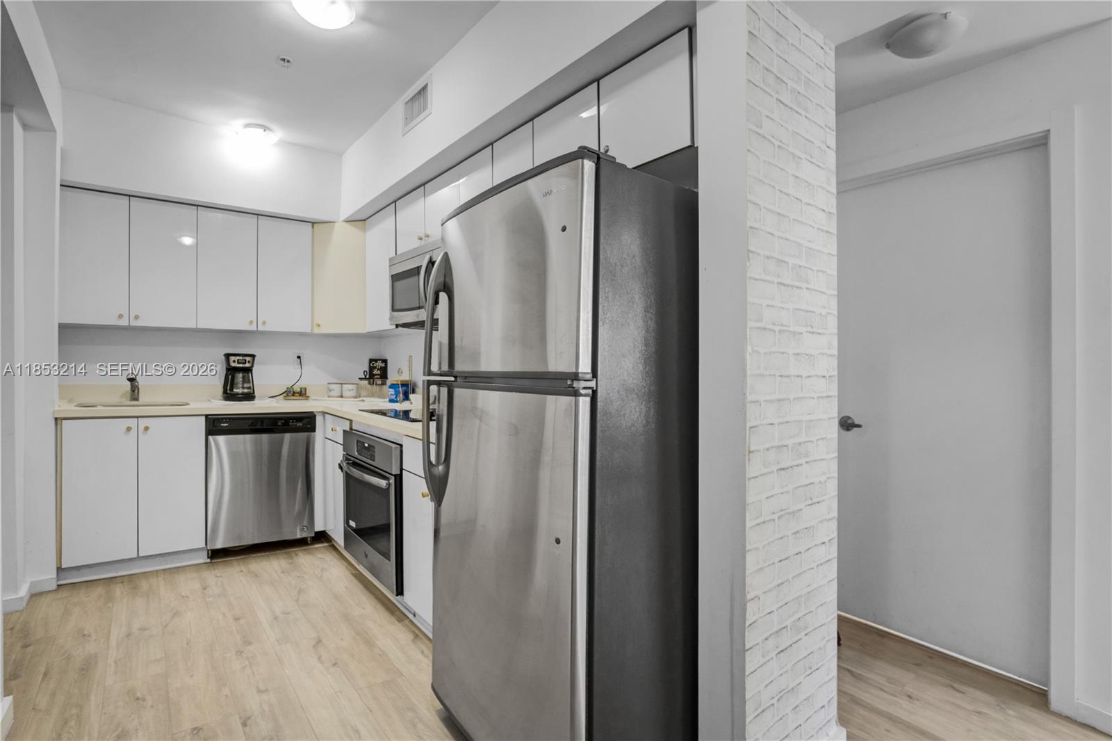 FIRST DECO CONDO - Residential