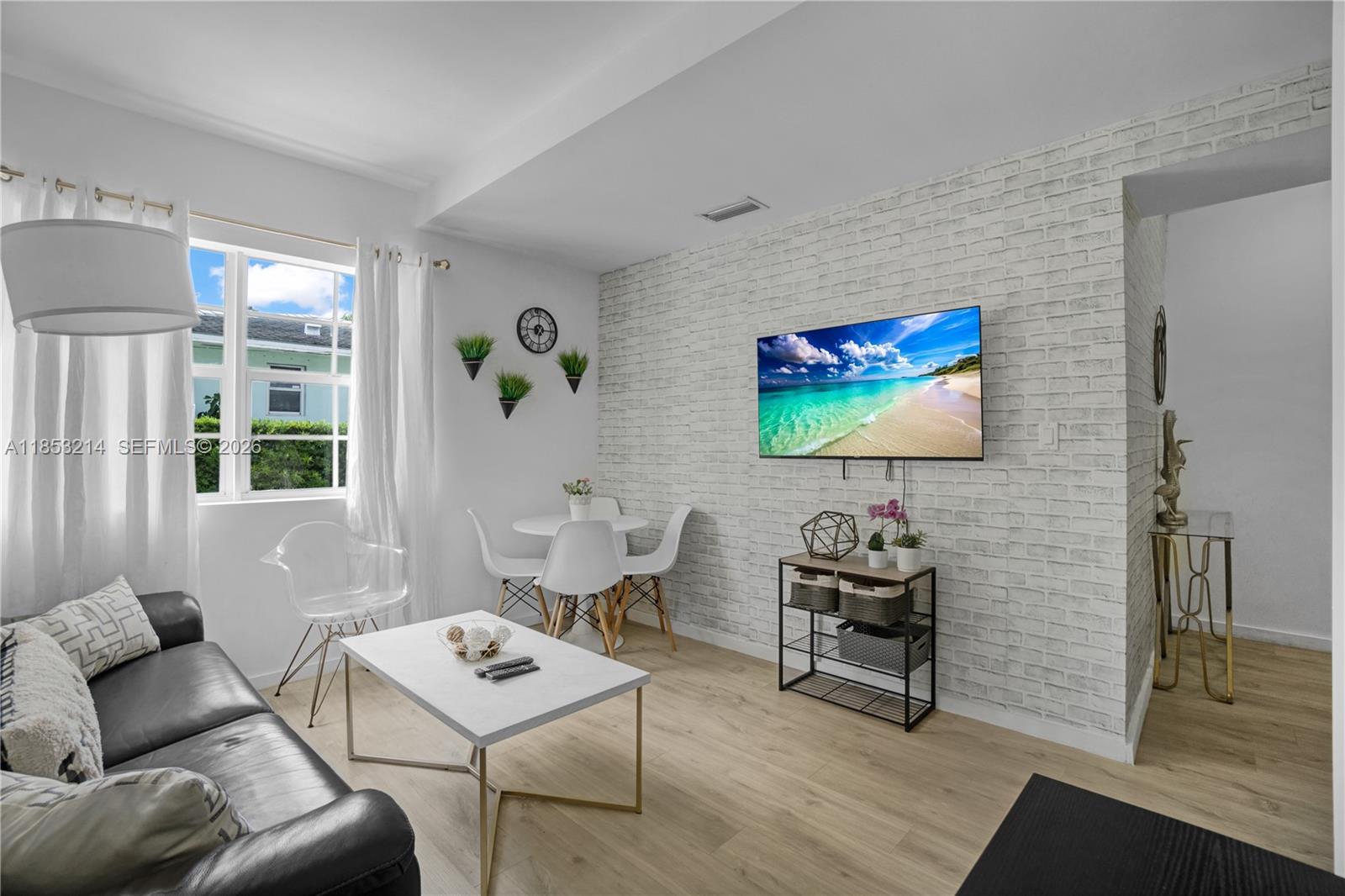 FIRST DECO CONDO - Residential
