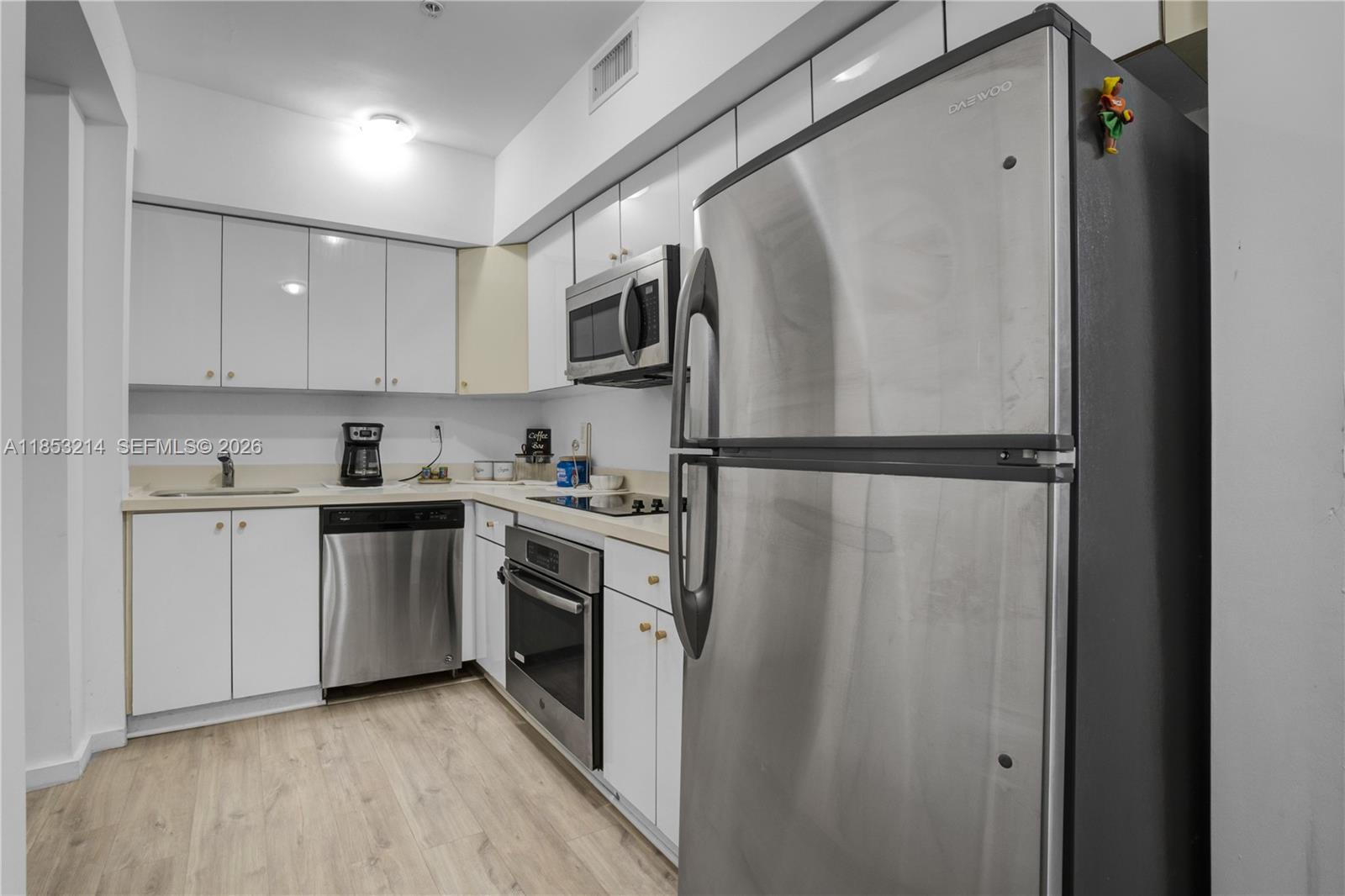 FIRST DECO CONDO - Residential
