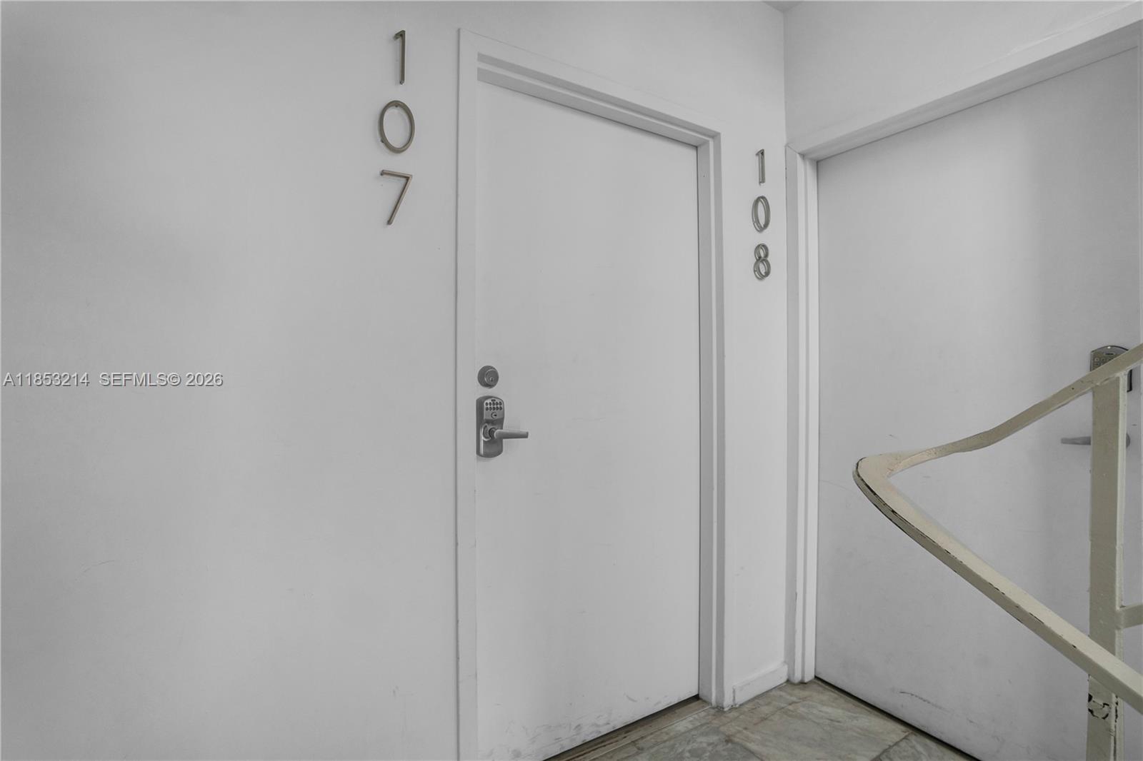 FIRST DECO CONDO - Residential