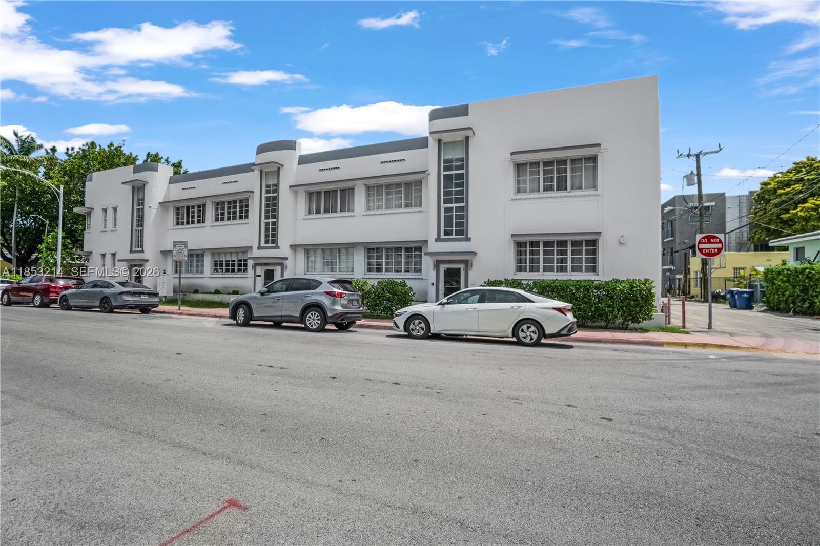 FIRST DECO CONDO - Residential