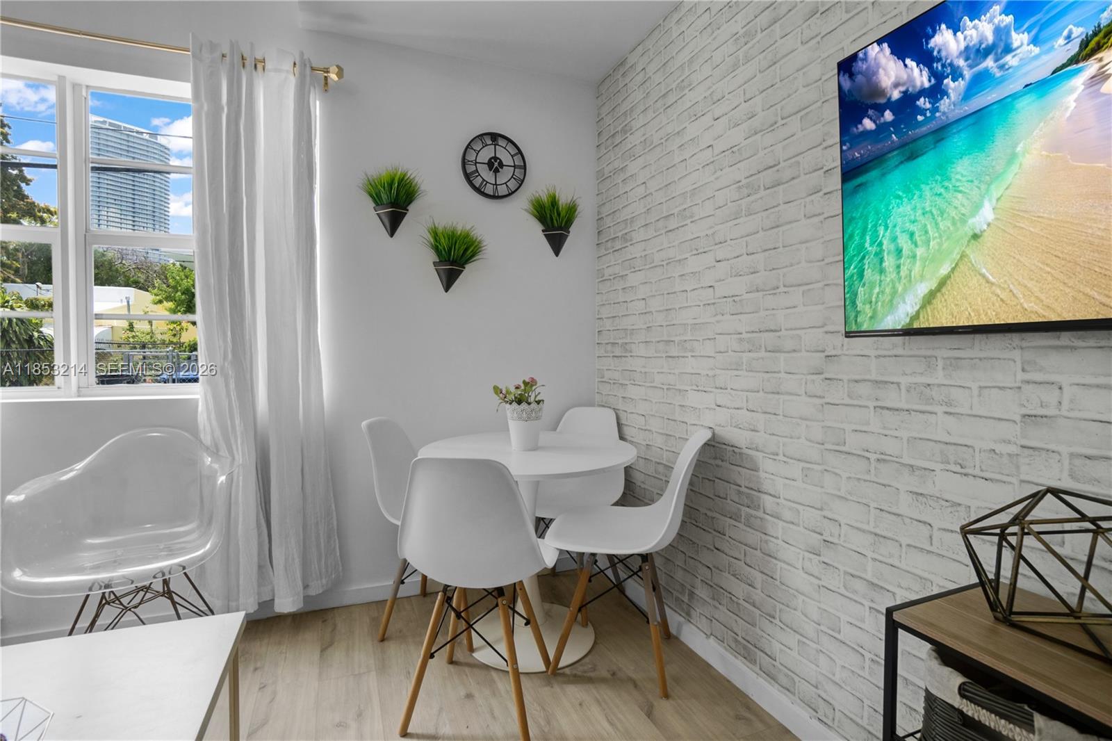 FIRST DECO CONDO - Residential