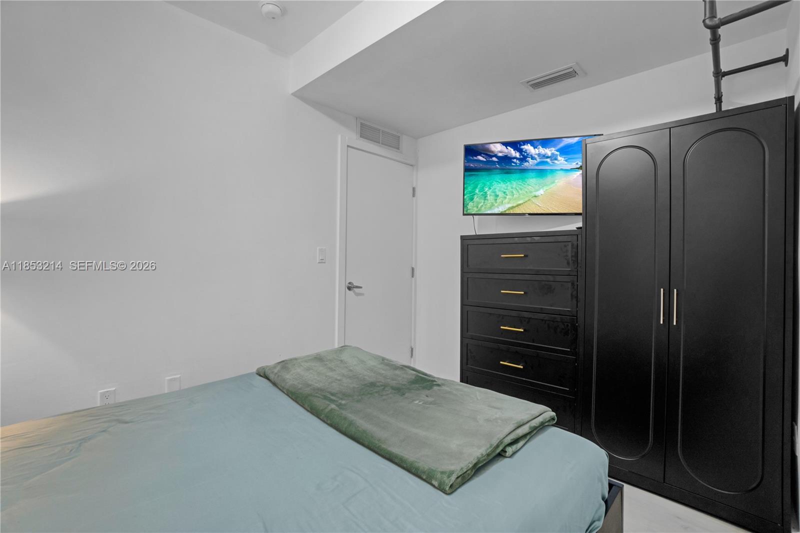 FIRST DECO CONDO - Residential