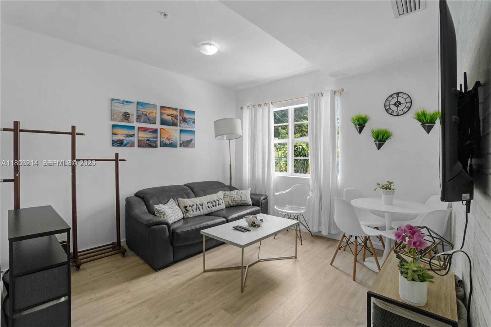 FIRST DECO CONDO - Residential