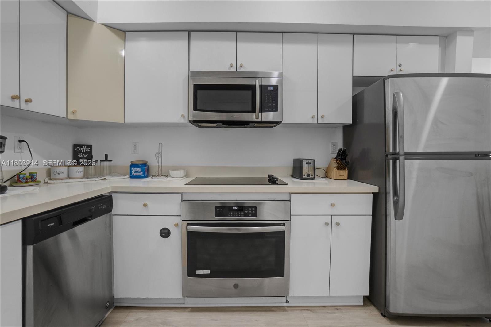 FIRST DECO CONDO - Residential