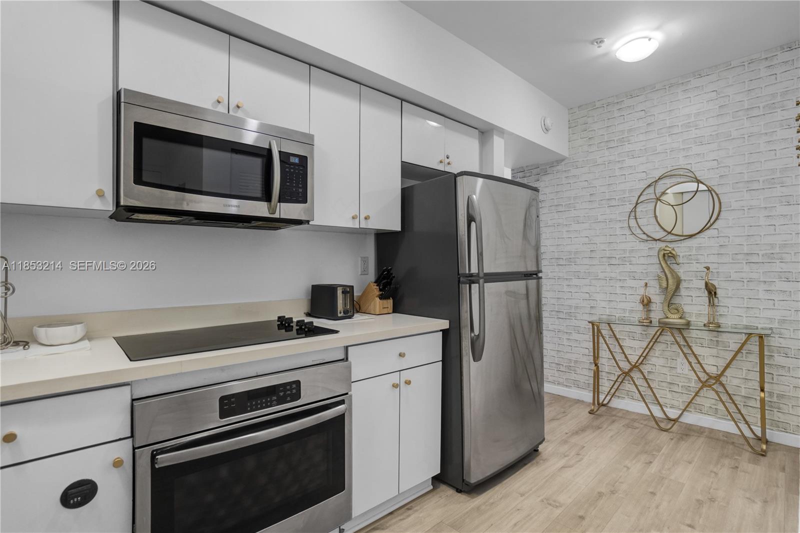 FIRST DECO CONDO - Residential