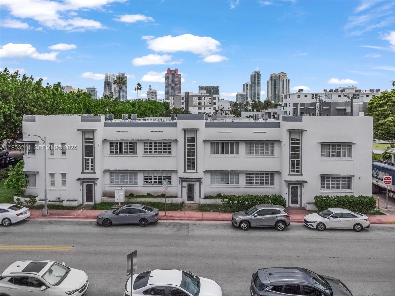 FIRST DECO CONDO - Residential