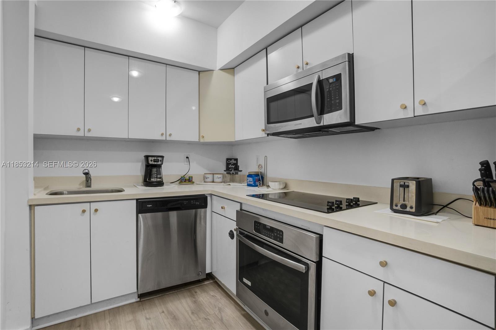 FIRST DECO CONDO - Residential