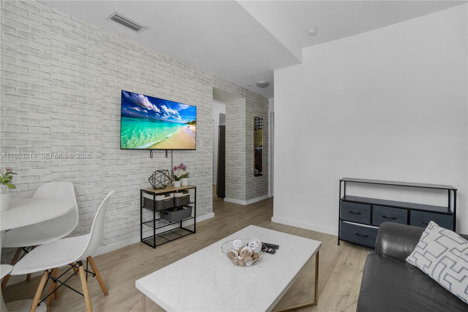 FIRST DECO CONDO - Residential