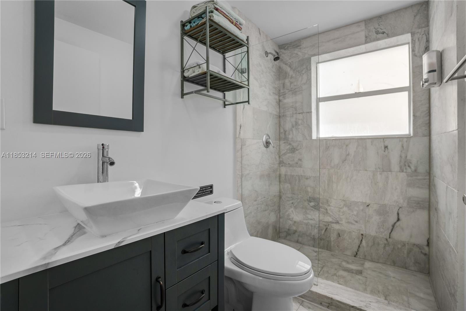 FIRST DECO CONDO - Residential