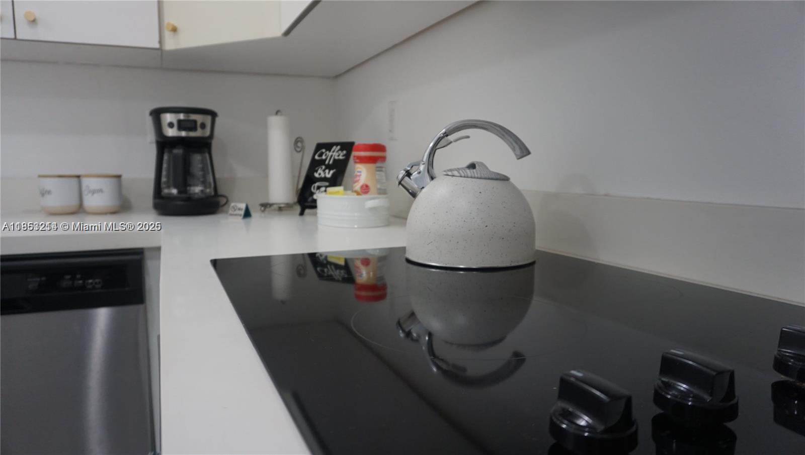 FIRST DECO CONDO - Residential