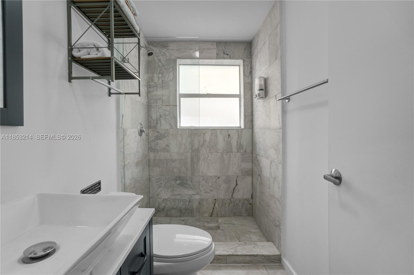 FIRST DECO CONDO - Residential