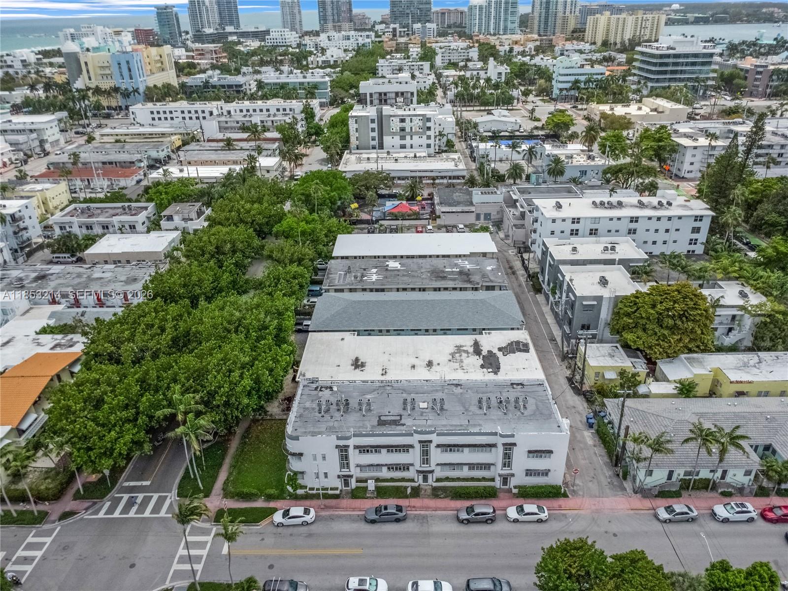 FIRST DECO CONDO - Residential