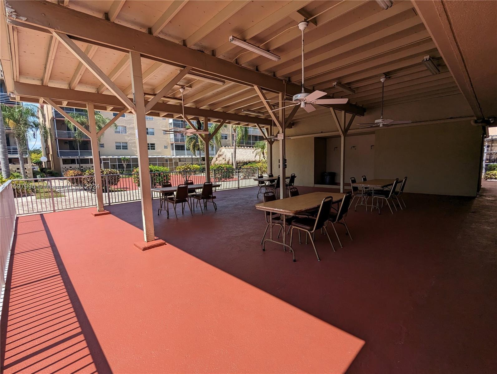 POLYNESIAN GARDENS CONDOM - Residential