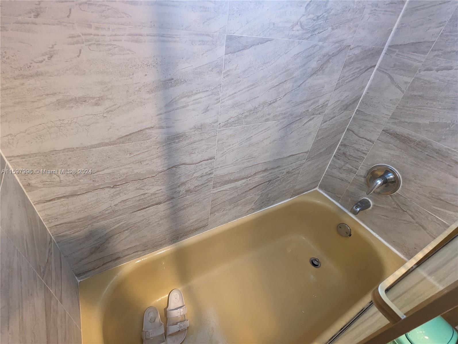 POLYNESIAN GARDENS CONDOM - Residential