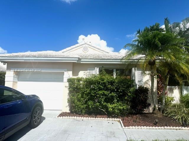 Beautiful house in Lakes of the Meadow, 3 bedroom and 2 bath 1 car garage. This updated home one story has high ceilings all around windows with shutter with a natural light. Master bedroom have two walking closets, It has an open kitchen family and a dinning rooms. This home has a club house with a pool, gym, playground and tennis court. This community has "A+" rating schools, a shopping center with a grocery store, public library and restaurants. NO HOA application is necessary. The washer and dryer are on the garage.